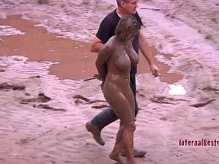 Busty Trina đang bị giam cầm và các bộ phận riêng tư của mình bị tra tấn với niềm đam mê!