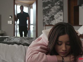 Cautivador bombón Aria Lee está haciendo el amor clothes-brush su novio sensual