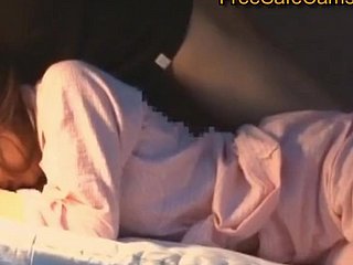 batota japonês impertinente enquanto dorme namorada