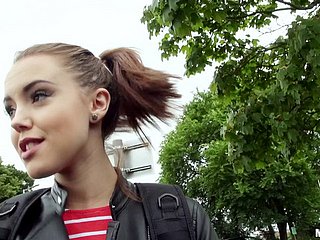 جنسي في سن المراهقة pigtailed فتاة تمتص ديك والانفجارات في بوف