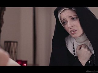 الآثمة راهبة منى ويلز على استعداد لتناول الطعام كس الرطب بشكل صحيح ليلا