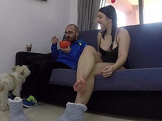 Masturbates podczas gdy jego partner jest jedzenie i skończyć pieprzoną IV016