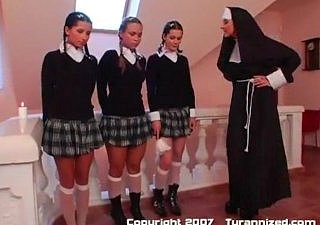 تین طالبات اور ایک راہبہ