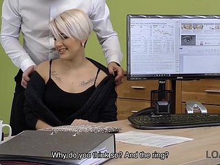 Lussy Сладкие нужны деньги для своего бизнеса, чтобы менеджер соблазняет кредита