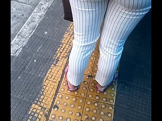 Novinha de Sashay na fila knock off ônibus
