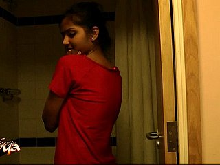 シャワーでホットセクシーなインディアンアマチュアベイビーディビヤ