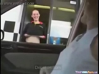 Enseñando लास Tetas en mcdonalds चमकती - Delokos.com