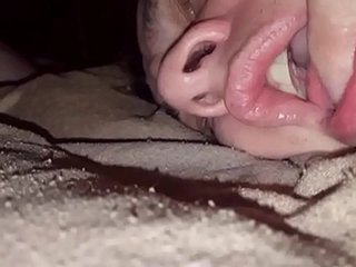 Os lábios gordos naturais surpreendentes ficam tão espertos quando ela p. compilação hotsquirtcouple.