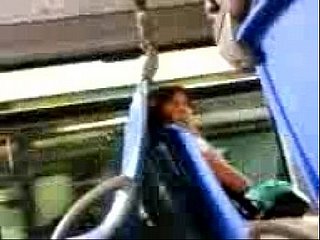 Dick clignotant à une femme passionnante dans le bus