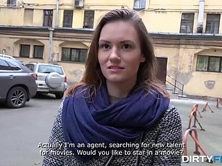 رجل كبير يلتقط فتاة روسية جميلة لفيلم XXX