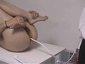 Lavement de dampen fille méchant mais mignonne