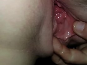 Ăn wifes trẻ âm hộ ẩm ướt