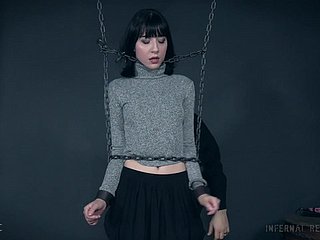 Barely Legal Charlotte Sartre piange in sessione bondage abusiva