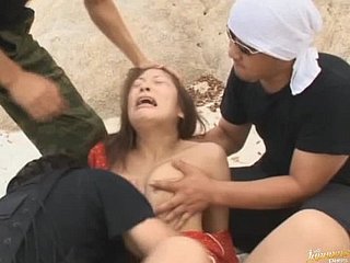 Carina Akane Mochida viene gangbanging e coperto di sperma sulla spiaggia