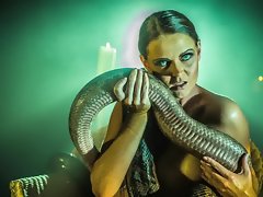 Chloe desnuda Lee go over numbing serpiente