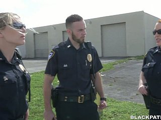 Dua wanita polis have a passion ditangkap ladies' hitam dan membuatnya menjilat twats