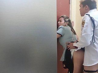 ¡Tendiendo nuevo Pinay! Na Video Ko Si Maestro en el guardia Nagkakantutan, Kala Nila Wala Tao!