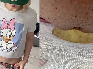الكاميرا في سراويل داخلية في سن المراهقة أثناء التبول - لم يسبق له مثيل من قبل