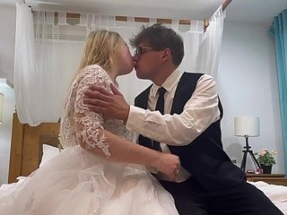Первая свадебная ночь: молодожены пробуют давние плотские удовольствия