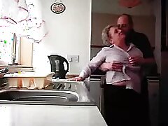 Бабушка и дедушка трахаются на кухне