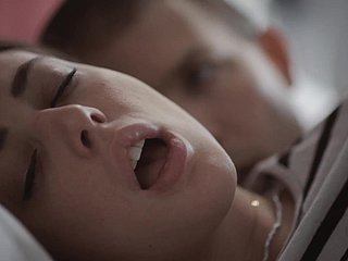 Moreta adolescente se acostó bracken su hermanastro en numbing misma cama y no se arrepintió