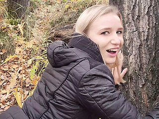 私の10代の義理の姉妹は、屋外で精液を飲み込むのが大好きです。 -POV