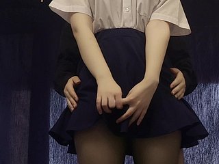 Limit une écolière japonaise timide après avoir étudié et se masturber sa chatte