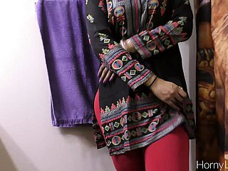 타밀어 섹시한 아줌마를 보여주는 그녀의 큰 엉덩이 부티 섹스