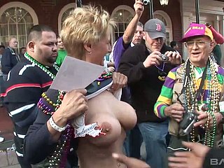 slutty اور بے شرم لڑکیاں عوام میں اپنی بڑی چھاتی دکھاتی ہیں