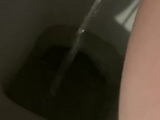 Cô gái đi tiểu tuyệt vọng đi tiểu dài