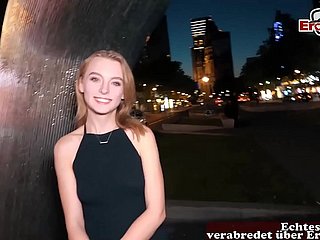 可爱的德国金发青少年，有一个真正的山雀