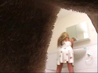 Dua gadis sedang menonton // file voyeur