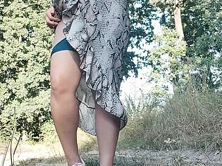 est allé dans les buissons pour faire pipi