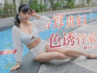 Une femme asiatique lubrique a séduit arctic femme de ménage tandis que le mari n'était pas à arctic maison - Cockold mari