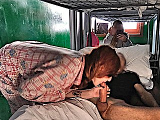 Hostel Blowjob: หน้าอกตัวใหญ่ทำให้ฉันตื่นขึ้นมาพร้อมกับ blowjob ที่ดีและดูดสุดยอดทั้งหมดของฉัน