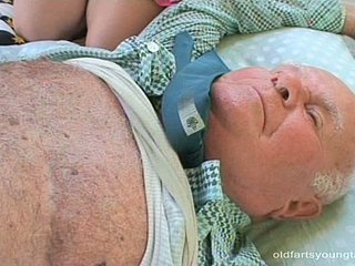 Go to one's reward frischgesichtige tow-headed Teenagerin Kristyna B gibt dem alten Sky pilot einen Blowjob