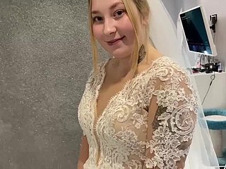 Una coppia sposata russa non ha resistito e ha scopato spot of bother l'abito da sposa.