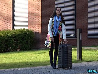Cute chick Arwen Golden makes a stranger cum by astounding out of doors mating