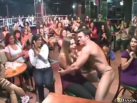 hermosas mujeres muestran sus habilidades de chupar pollas