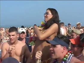 Intermitentes partido de las muchachas consiguen a tientas en numbed playa