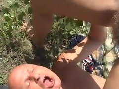 Abuelas mear al aire libre