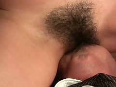 彼女は彼女の上司を満たすために何でもします