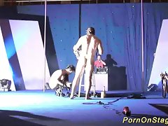 gila Persembahan jarum fetish di atas pentas