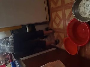 أمي الإيرانية على كوم تجسس ابنه