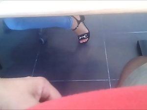 Berkedip di bawah meja