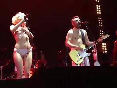 Zanger Alice Vaux Burmistrov strips naakt op het toneel