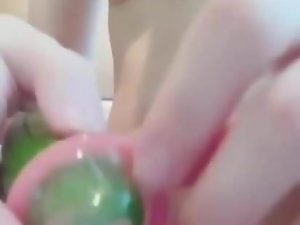 lungkondoi युवा एशियाई महिला और छोटे ककड़ी