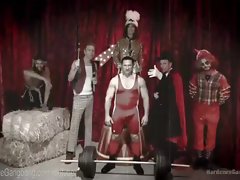 Circo Slut Gangbanged dall'equipaggio