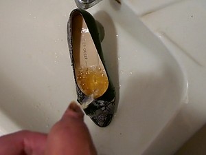 Piss trong wifes cao gót (peep toe)
