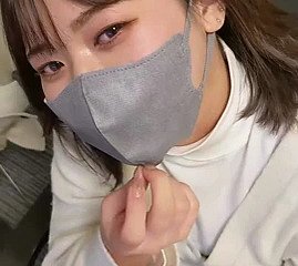 Service de demi-masturbation mob fille avec masque de Hang out in domestique